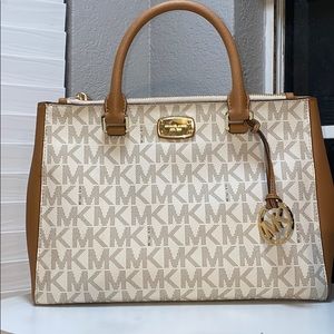 LIKE NEW MICHAEL KORS logo tan handbag